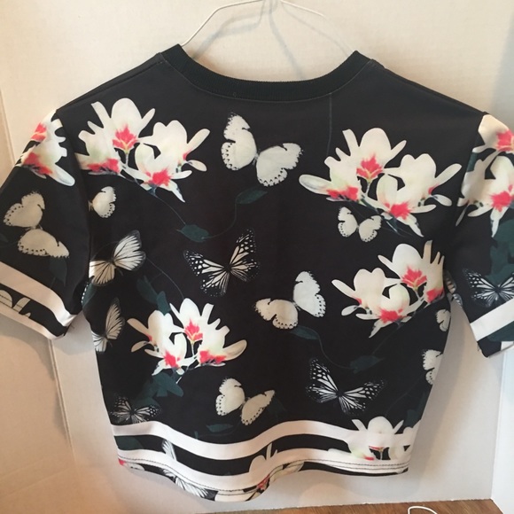 A crop top shirt - Picture 3 of 3